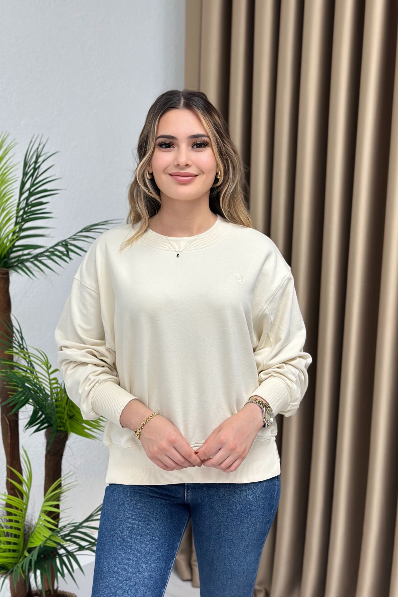 Orjinal Marka Yırtmaç Detaylı Basic Sweatshirt Bej