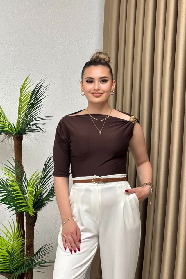 Omuz Tokalı Drapeli Bluz Kahverengi