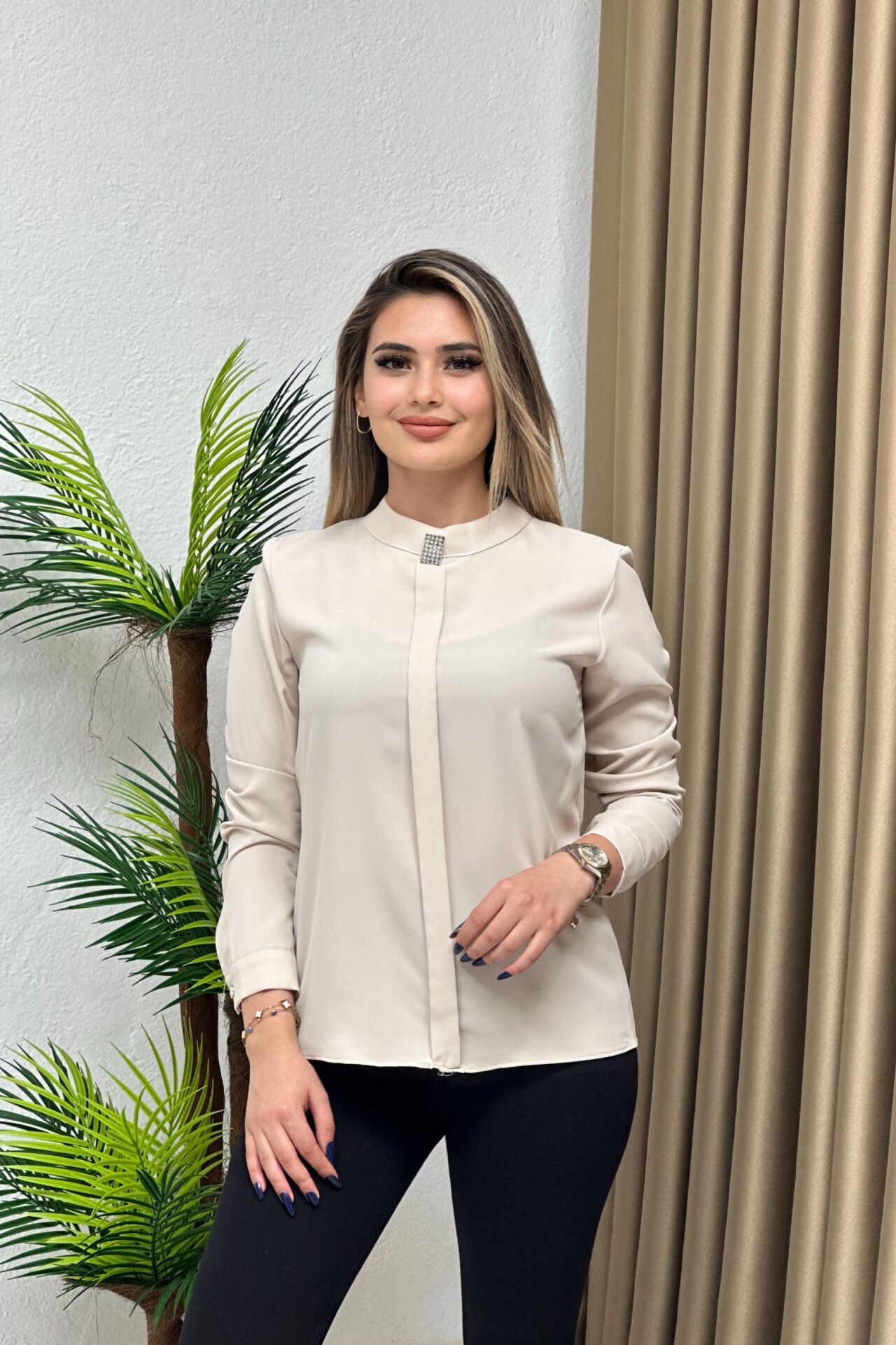 Broş Detaylı Krep Saten Bluz (Normal Beden) Bej
