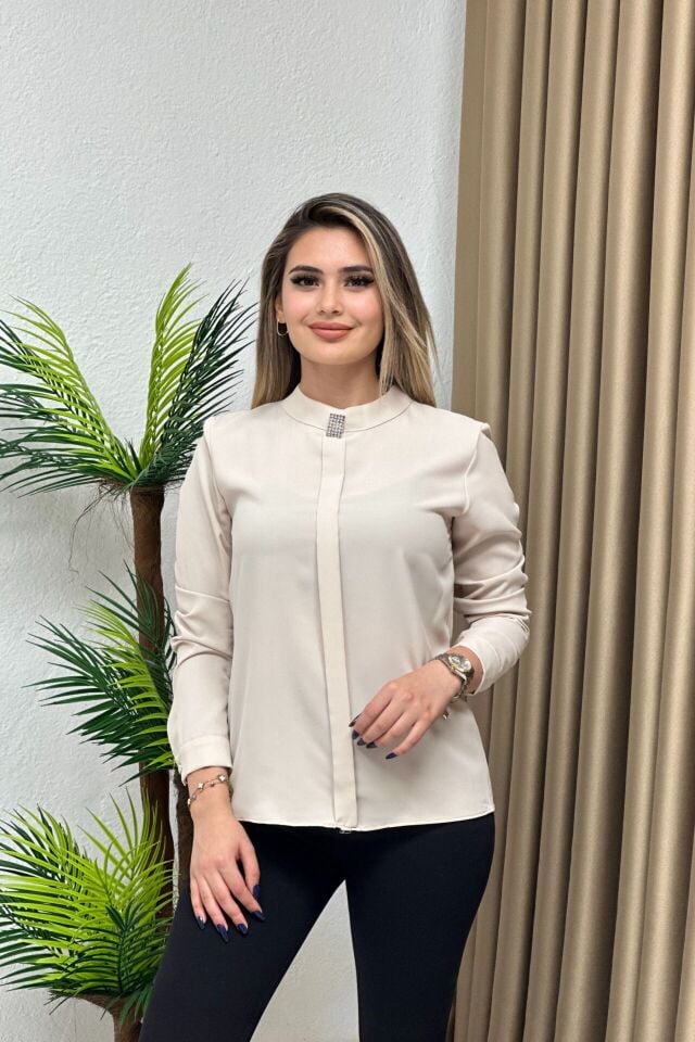 Broş Detaylı Krep Saten Bluz (Normal Beden) Bej