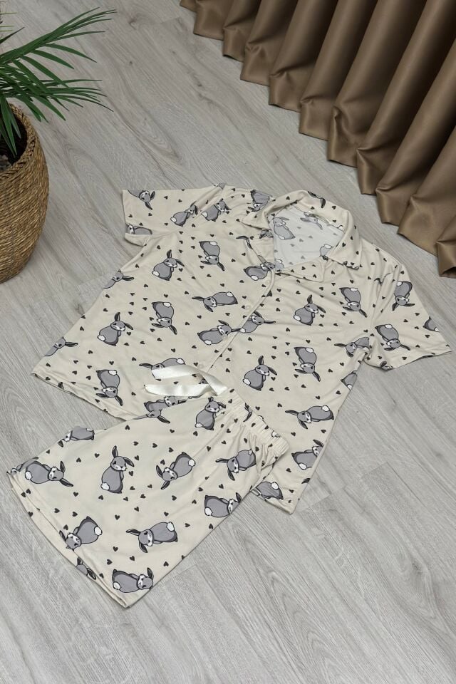 Tavşan Desenli Düğmeli Gömlek Yaka  Şortlu Pijama Takımı