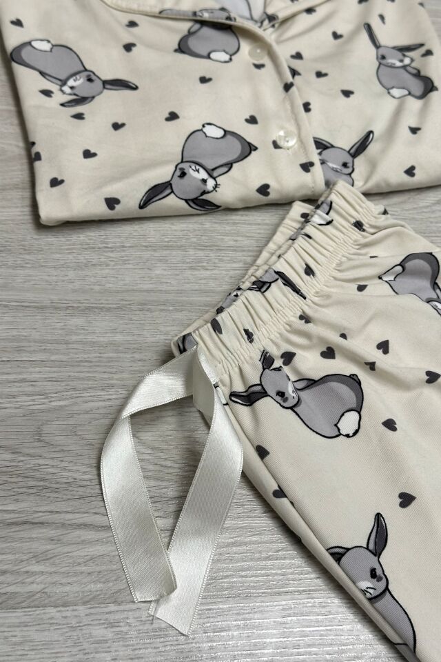 Tavşan Desenli Düğmeli Gömlek Yaka  Şortlu Pijama Takımı