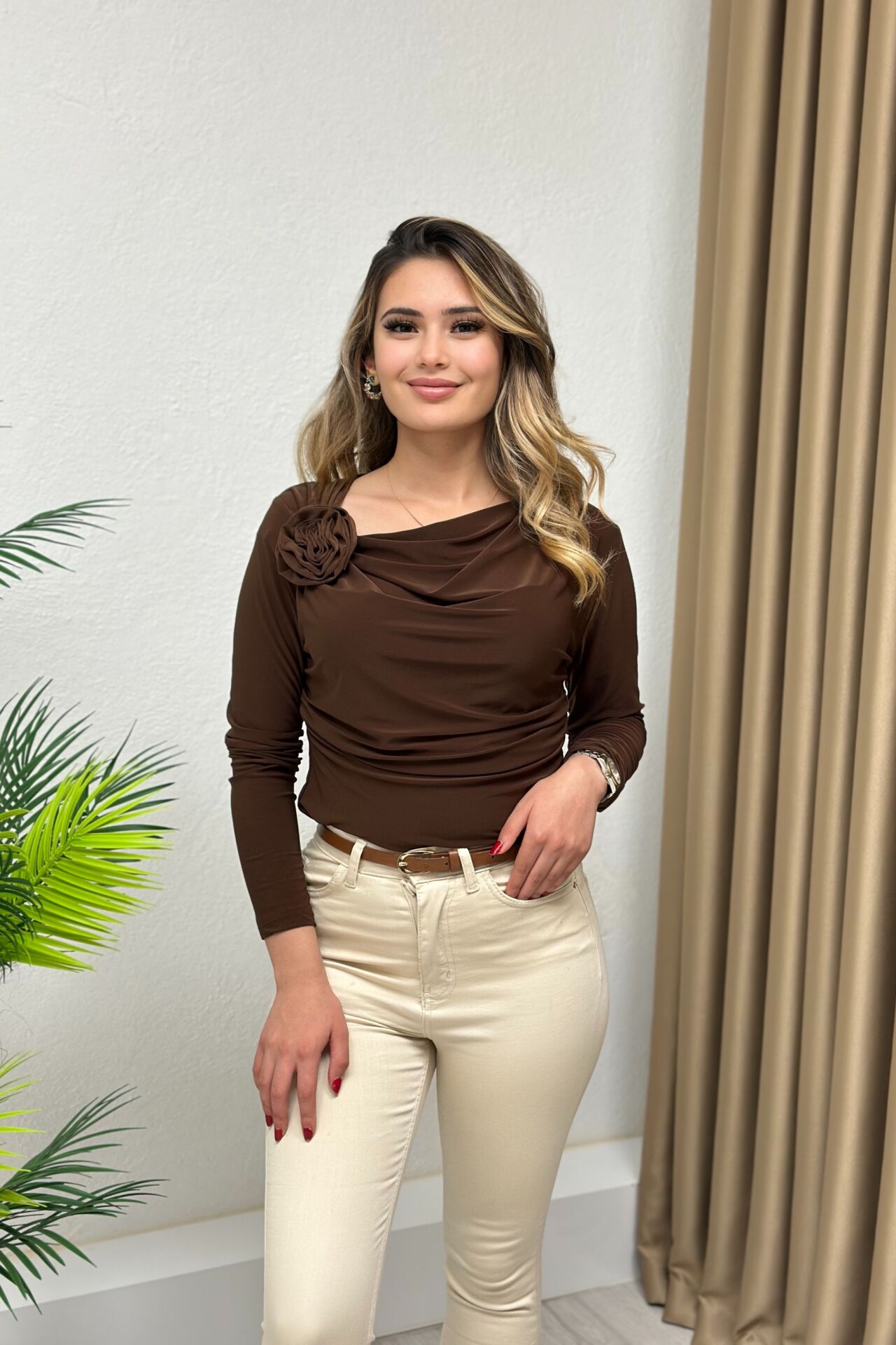 Sandy Kumaş Gül Broşlu Bluz Acı Kahve