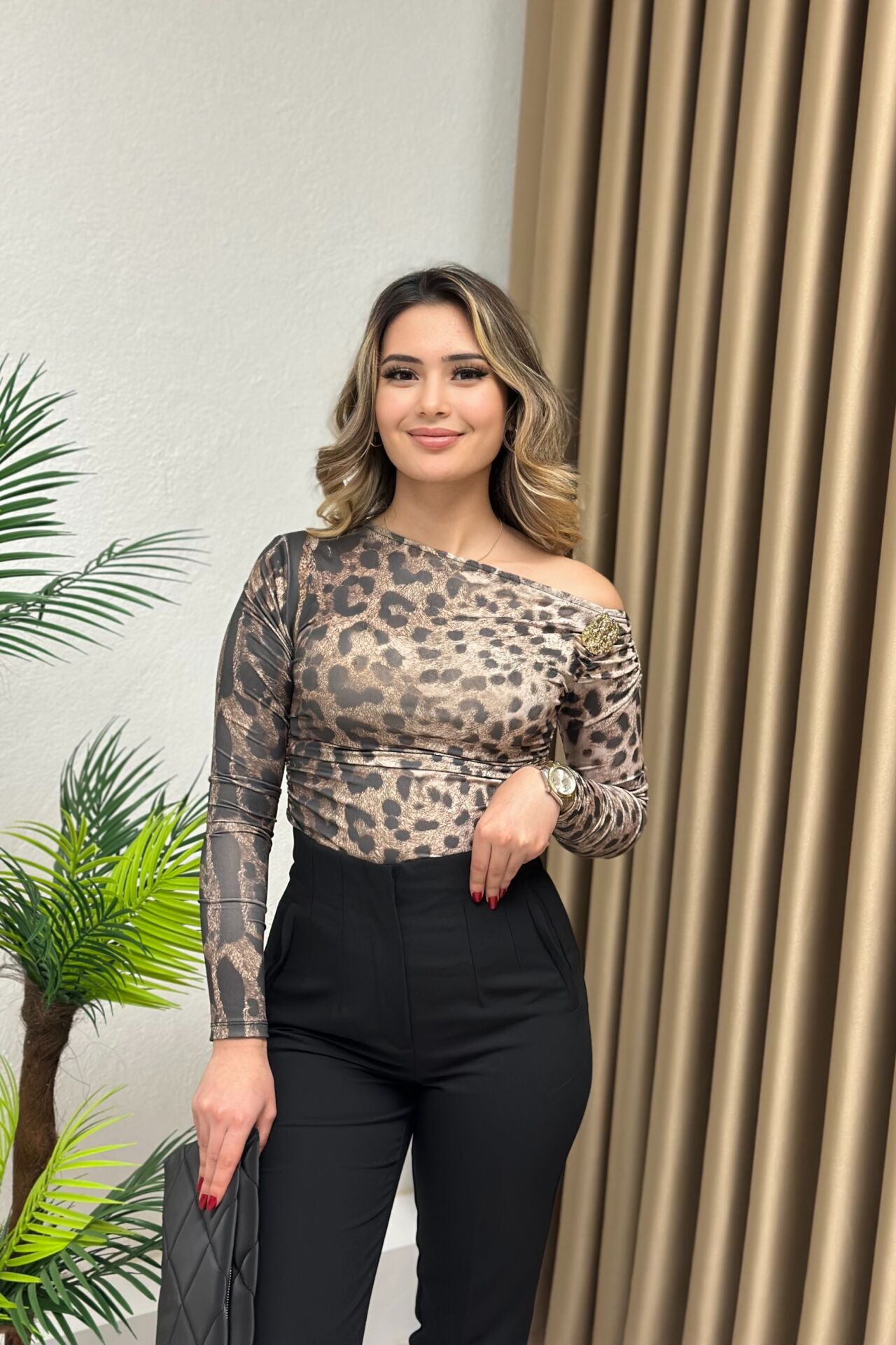 Broş Detaylı Kayık Yaka Bluz Leopar