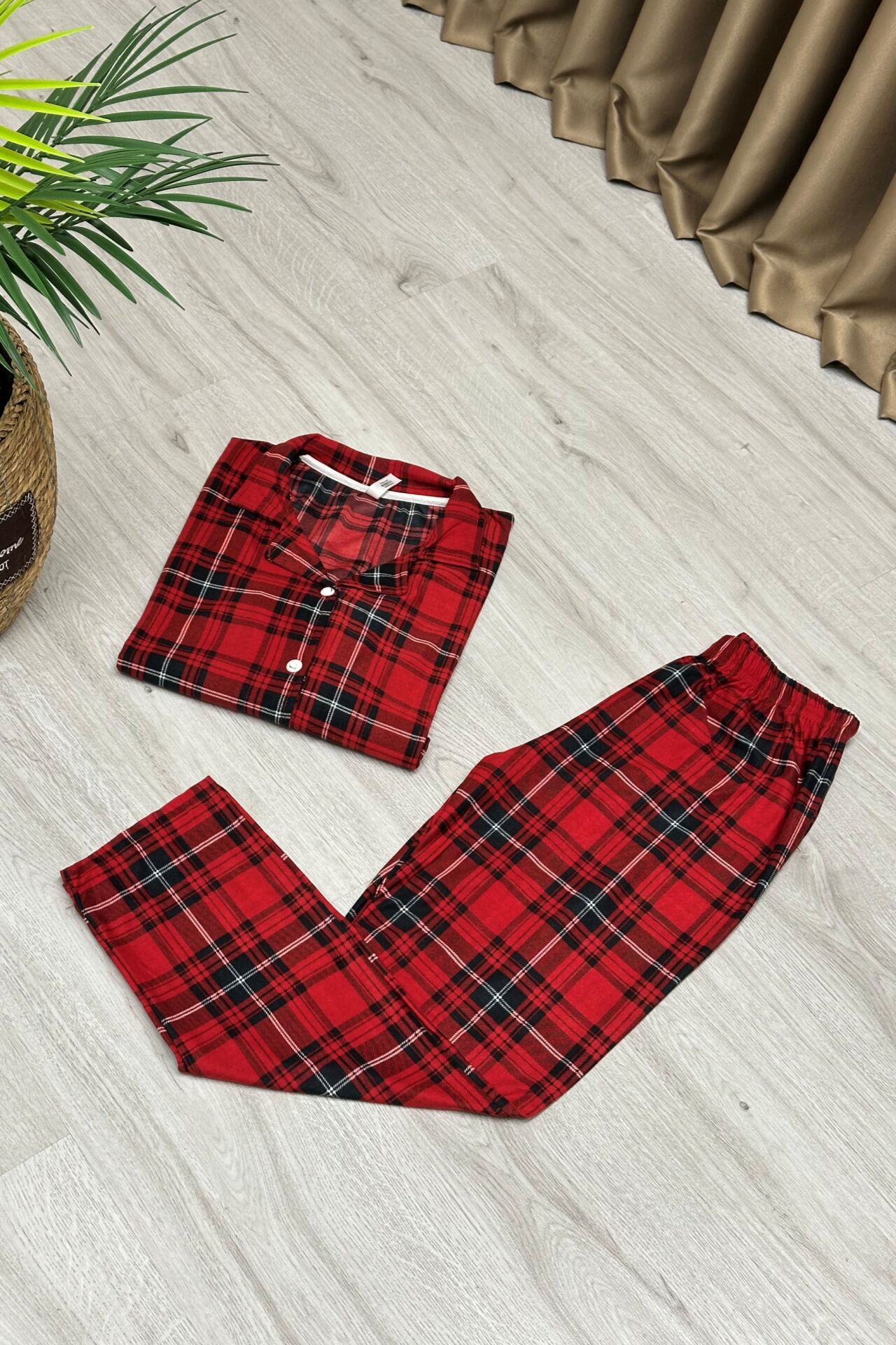 Uzun Kollu  Gömlek Yaka Düğmeli Süet Kumaş Pijama Takımı Ekose