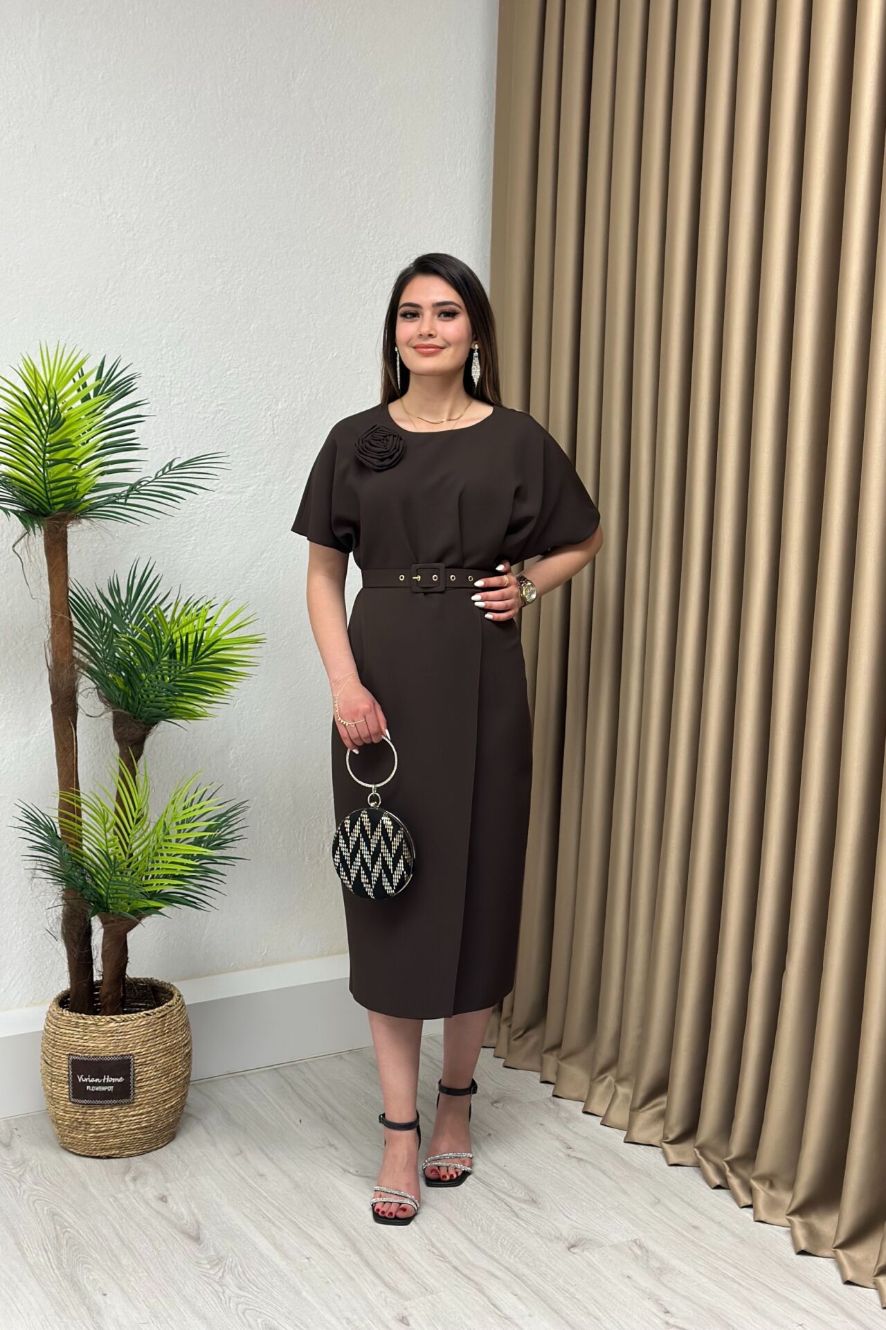 Premium Gül Broşlu Kalem Elbise Kahverengi