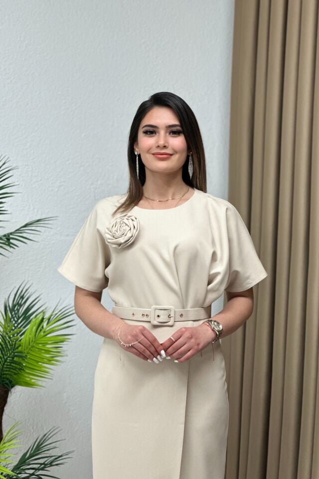 Premium Gül Broşlu Kalem Elbise Bej