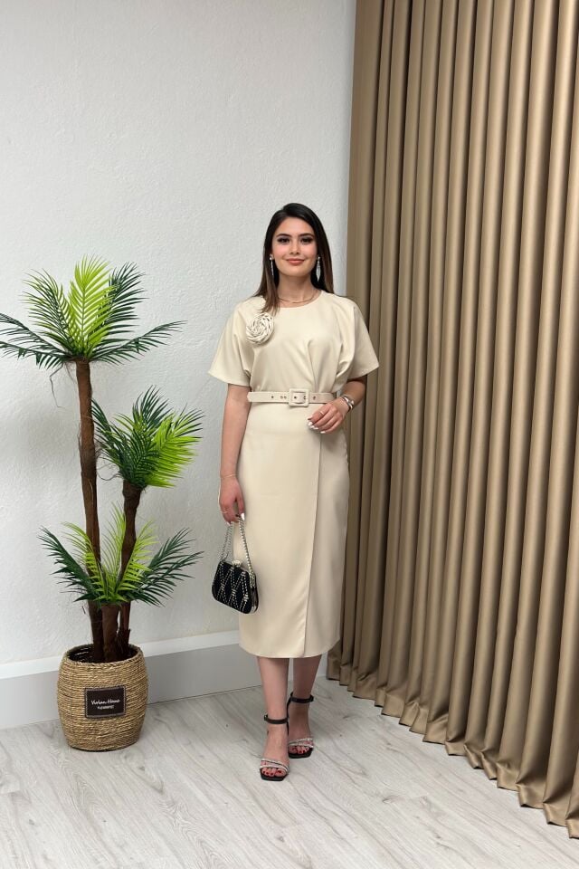 Premium Gül Broşlu Kalem Elbise Bej
