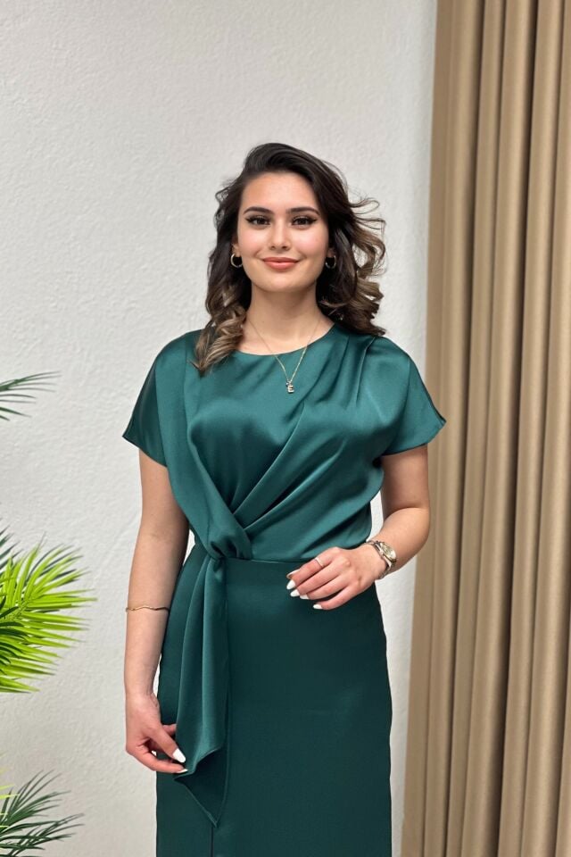 Saten Kumaş Düğüm Detaylı Elbise  Zümrüt Yeşil