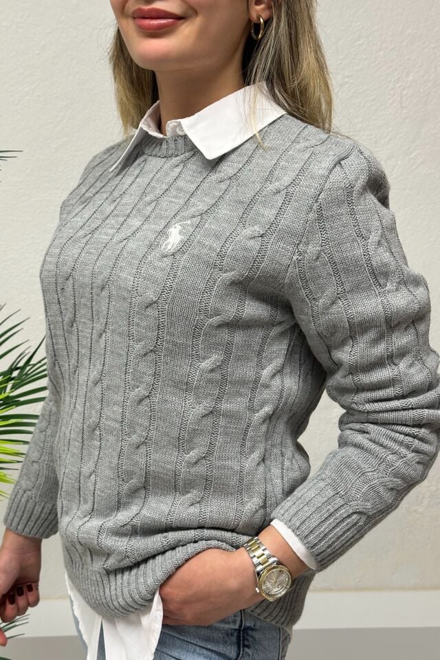 Marka Model Göğsü Nakışlı Triko Kazak Gri