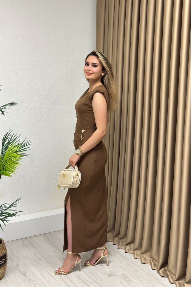 Gold Aksesuarlı Drapeli Vatkalı Kalem Elbise Kahverengi