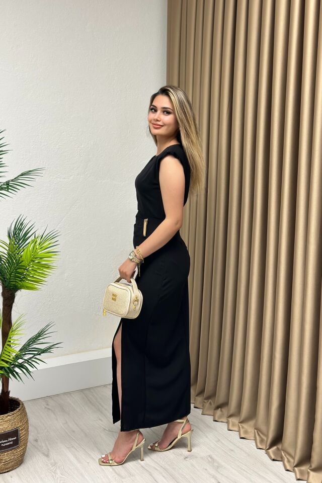 Gold Aksesuarlı Drapeli Vatkalı Kalem Elbise Siyah