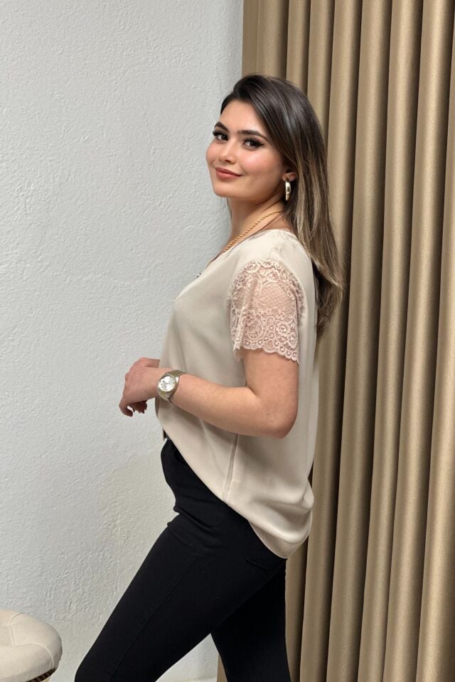 Kolları Dantel Detay Saten Kumaş Bluz Bej