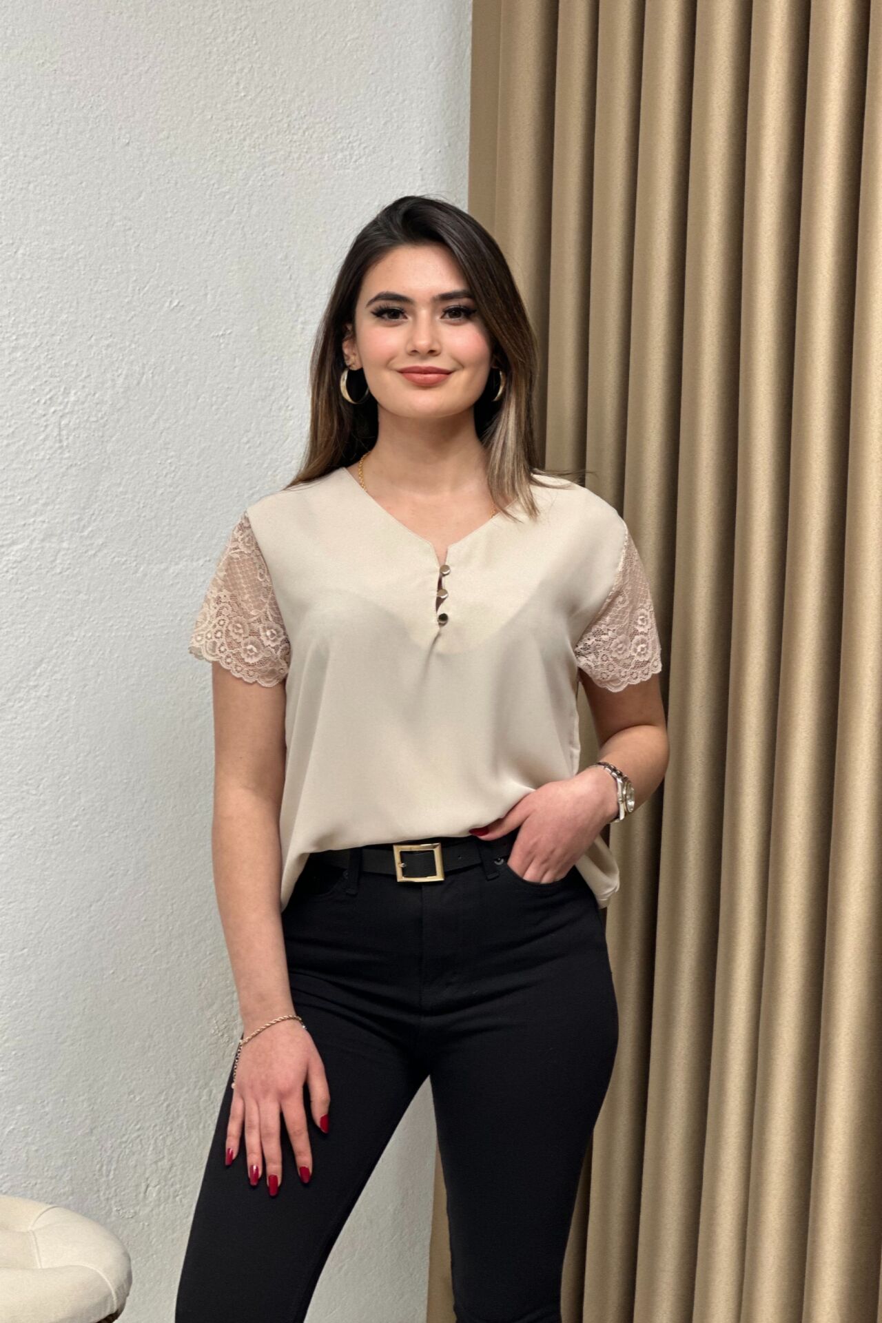 Kolları Dantel Detay Saten Kumaş Bluz Bej