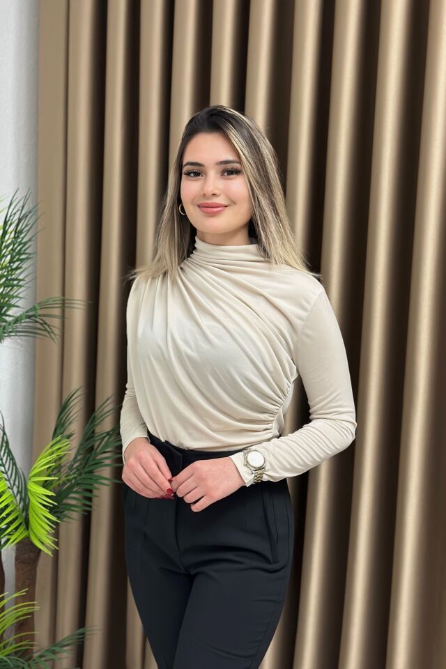 Sandy Kumaş Dik Yaka Drapeli Bluz Bej