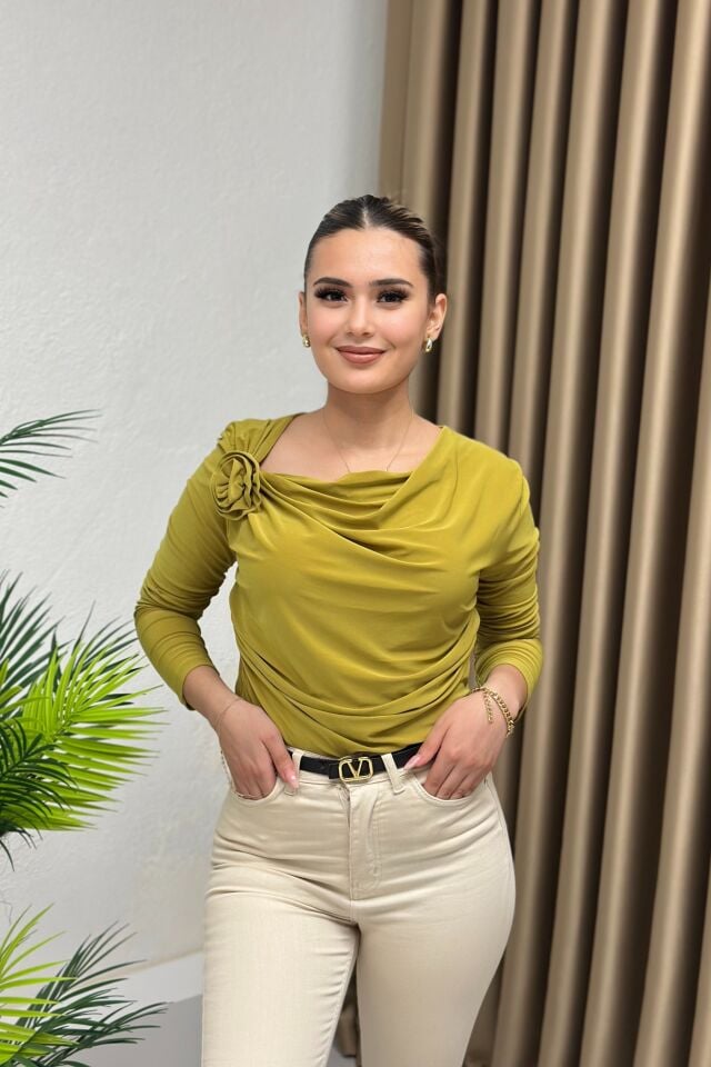 Sandy Kumaş Gül Broşlu Bluz Yağ Yeşil