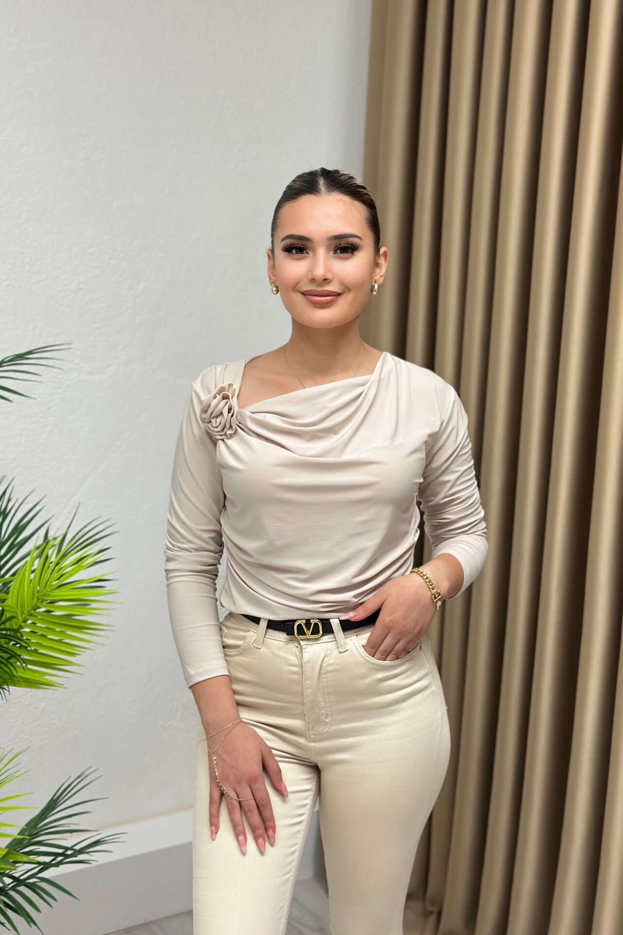 Sandy Kumaş Gül Broşlu Bluz Bej