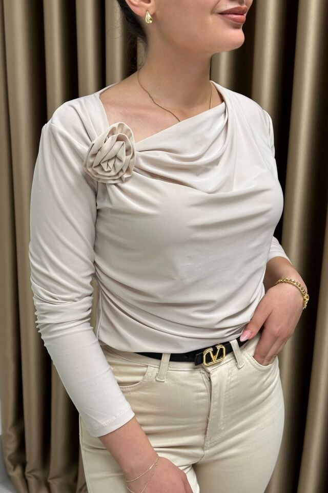 Sandy Kumaş Gül Broşlu Bluz Bej