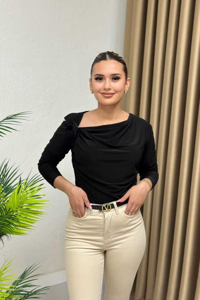 Sandy Kumaş Gül Broşlu Bluz Siyah