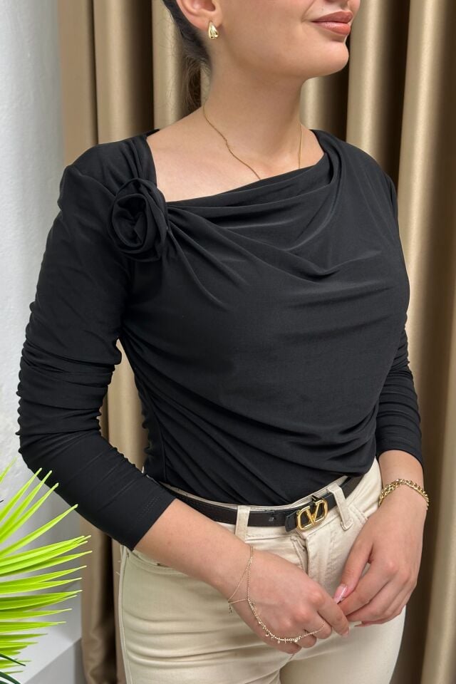 Sandy Kumaş Gül Broşlu Bluz Siyah