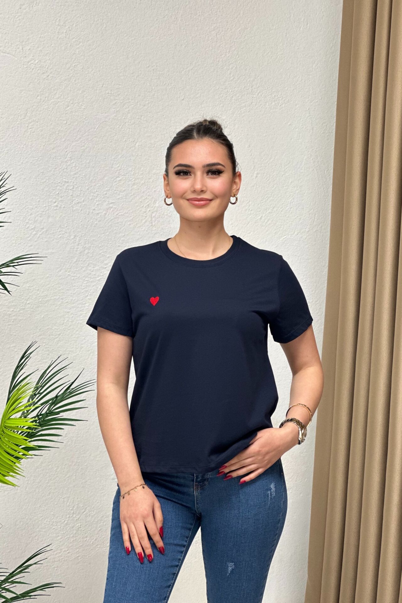 Minimal Kalp Nakışlı T-Shirt Lacivert