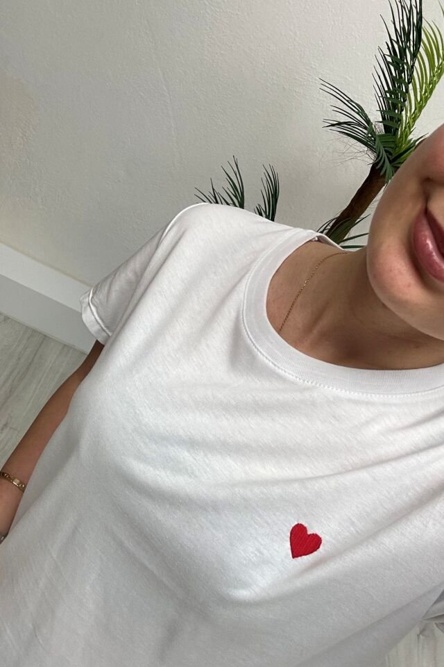 Minimal Kalp Nakışlı T-Shirt Beyaz