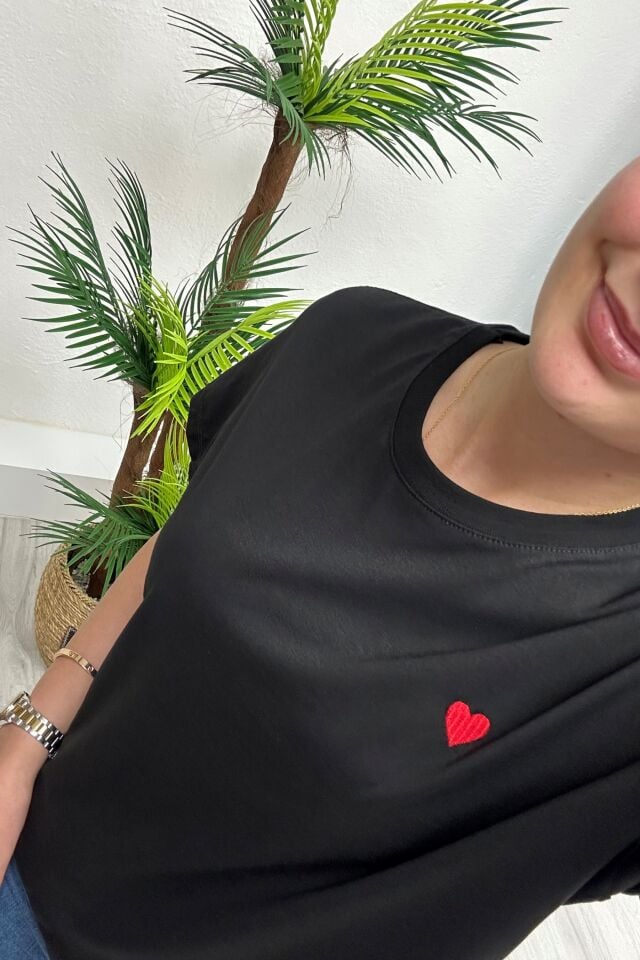 Minimal Kalp Nakışlı T-Shirt Siyah