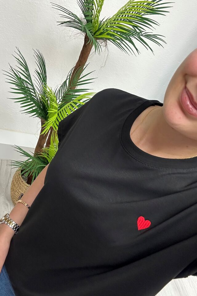 Minimal Kalp Nakışlı T-Shirt Siyah