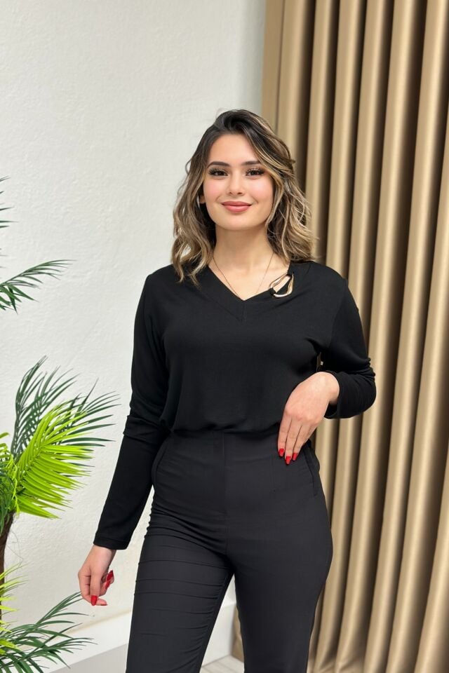 Büyük Beden Gold Aksesuarlı Bluz Siyah