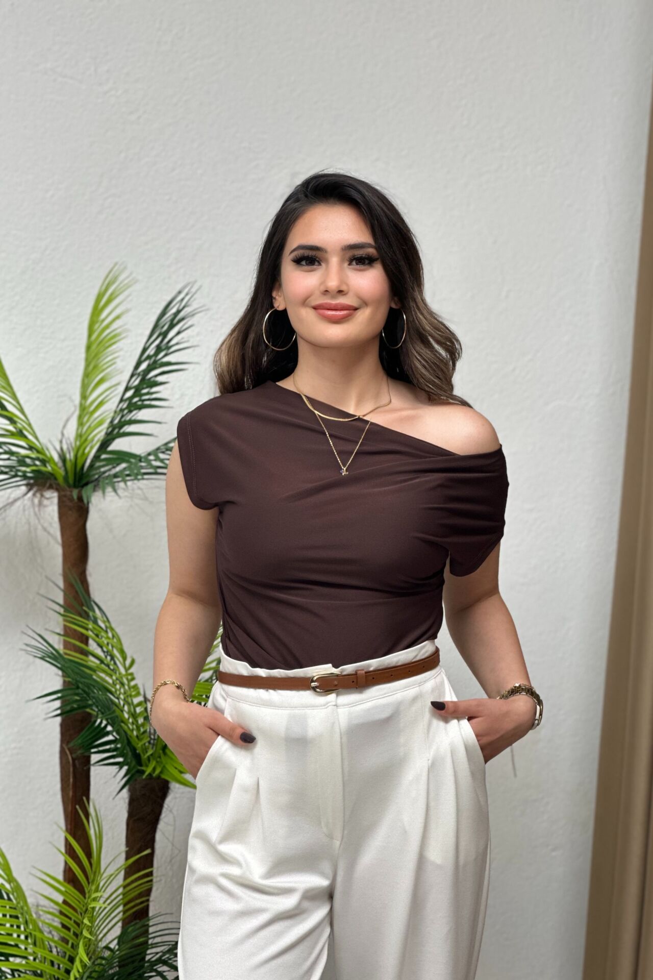 Drape Detaylı Düşük Omuz Sandy Kumaş Bluz Kahverengi