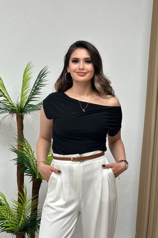 Drape Detaylı Düşük Omuz Sandy Kumaş Bluz Siyah