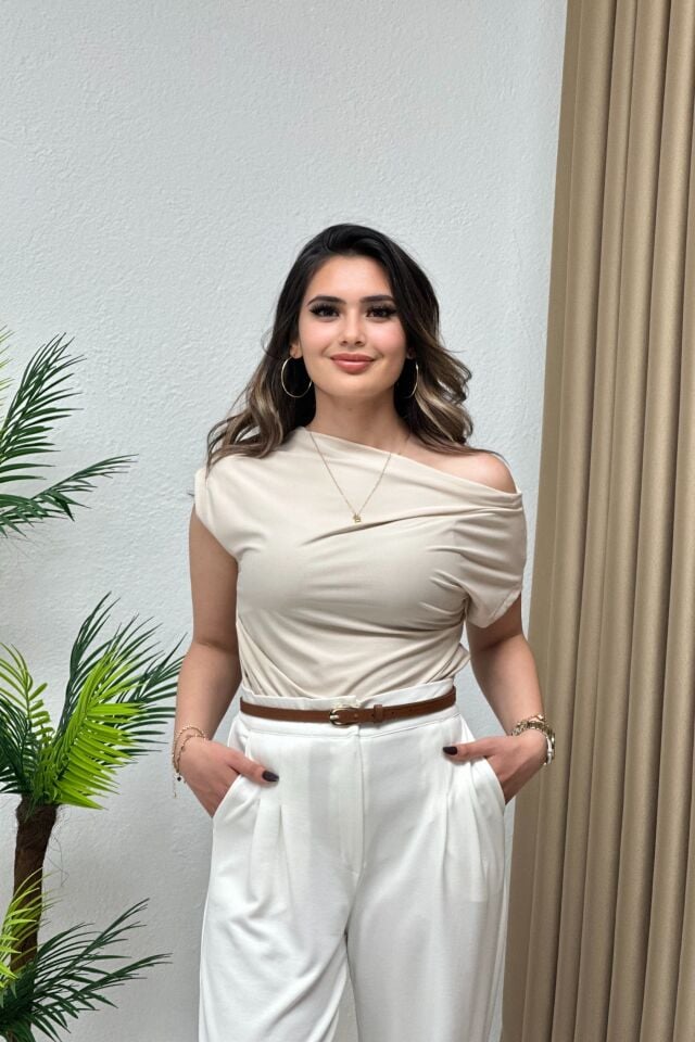 Drape Detaylı Düşük Omuz Sandy Kumaş Bluz Bej