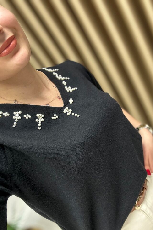 V Yaka Aksesuar Detaylı Premium Kalite Merserize Bluz Siyah
