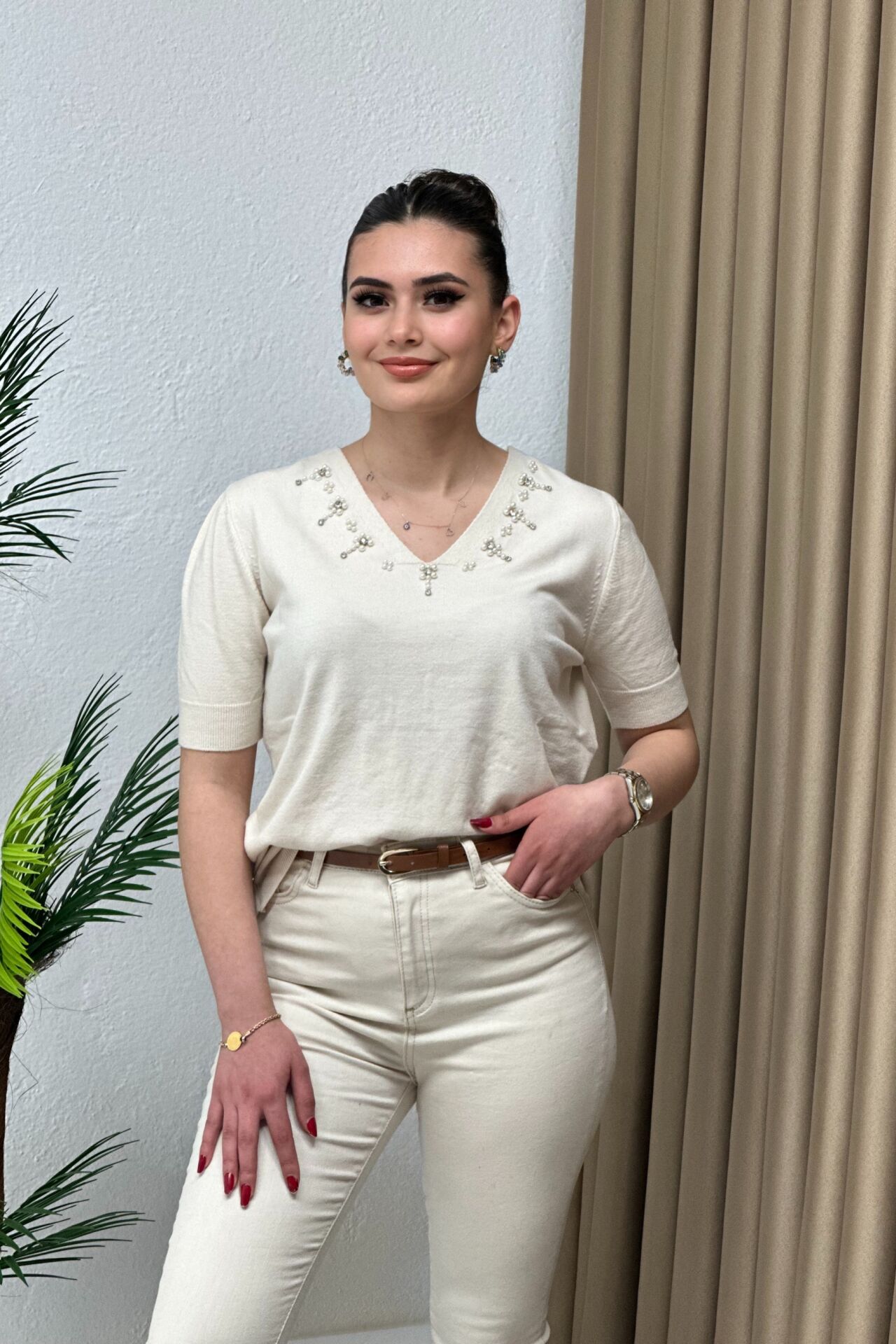 V Yaka Aksesuar Detaylı Premium Kalite Merserize Bluz Bej