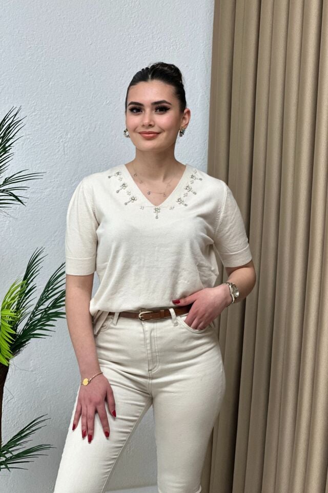 V Yaka Aksesuar Detaylı Premium Kalite Merserize Bluz Bej