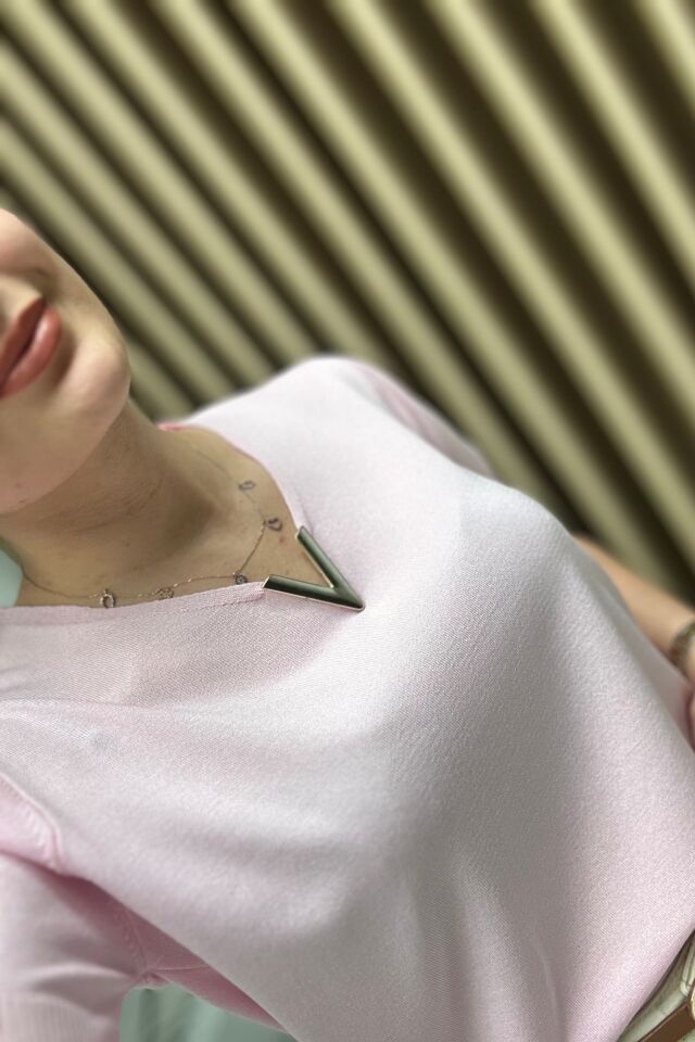 Yakası V Gold Metal Detaylı Merserize Bluz Pembe