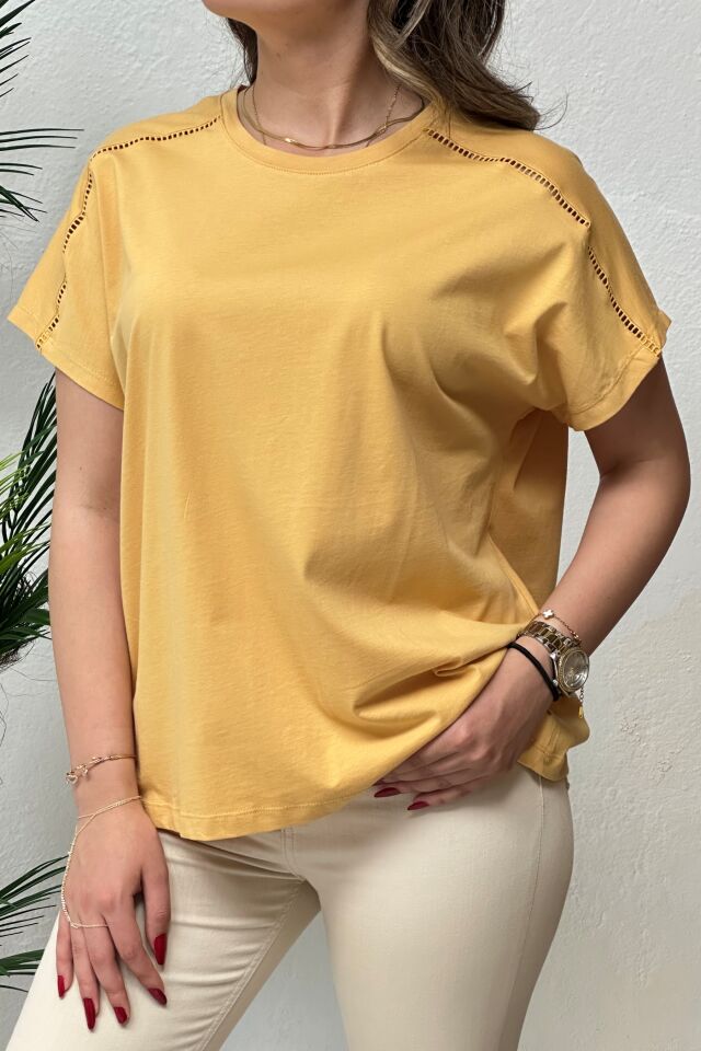 Orjinal Marka Omuzları Ajur Şerit Detaylı T-Shirt Hardal Sarı