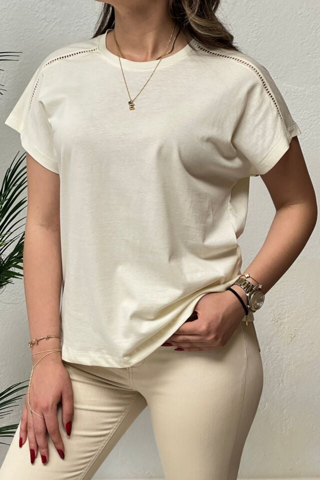 Orjinal Marka Omuzları Ajur Şerit Detaylı T-Shirt Krem
