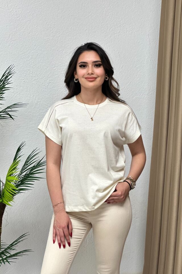 Orjinal Marka Omuzları Ajur Şerit Detaylı T-Shirt Krem