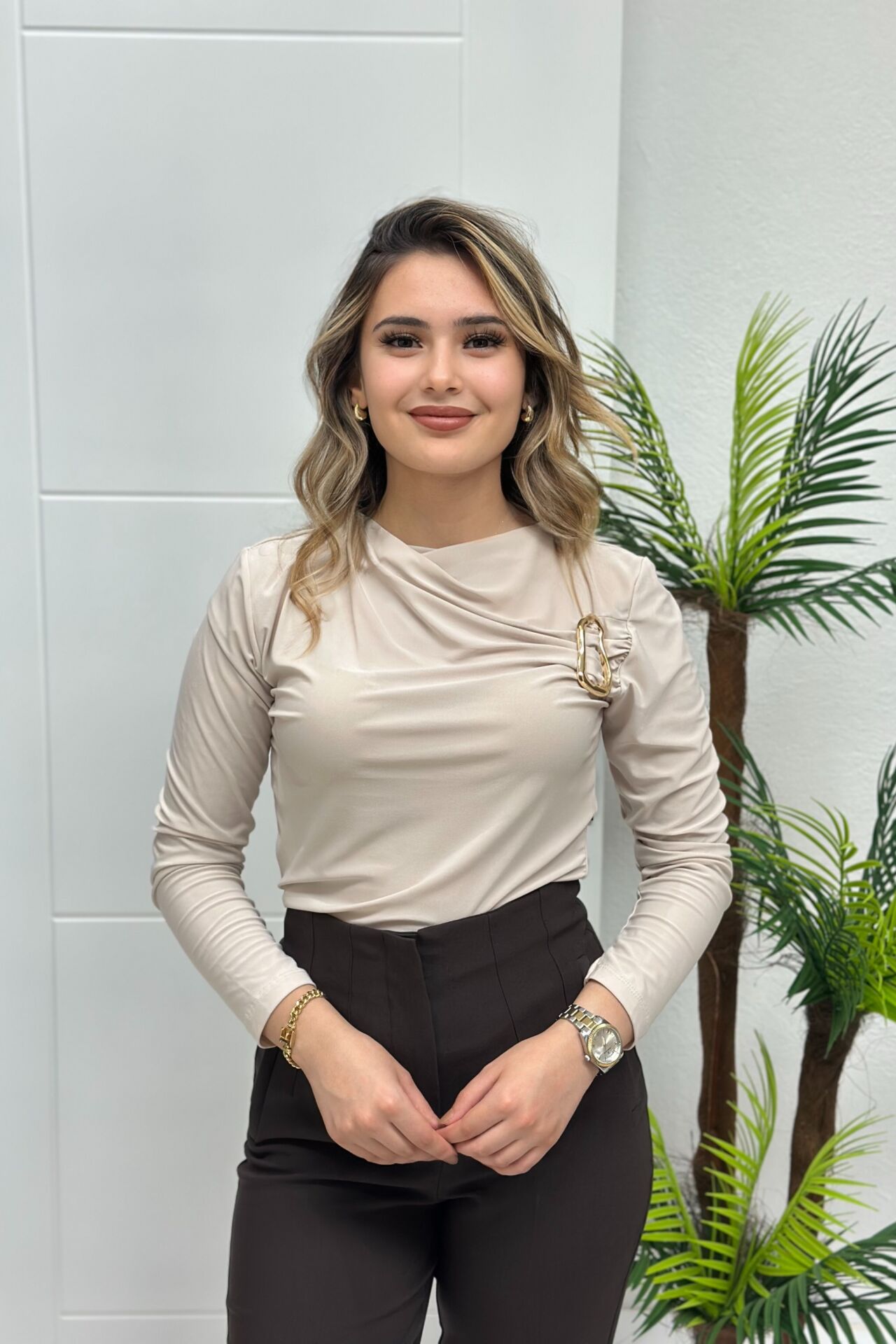 Sandy Kumaş Gold Detaylı Bluz Bej